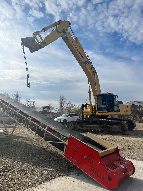 Pelle mécanique SA LA GARONNE sur chantier